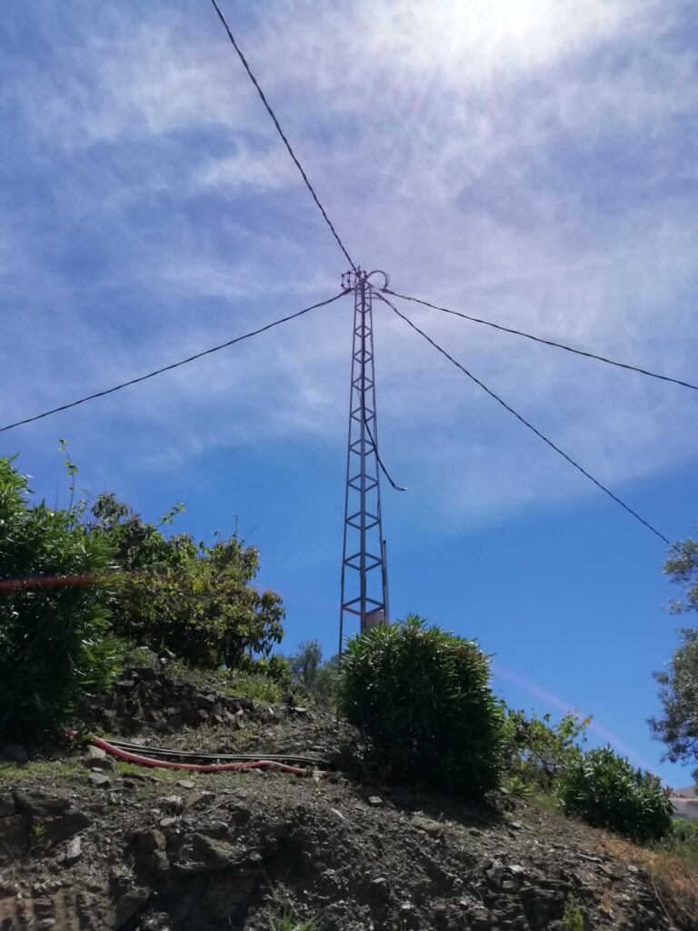 Torre eléctrica en zona rural